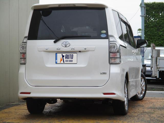 TOYOTA VOXY ZS