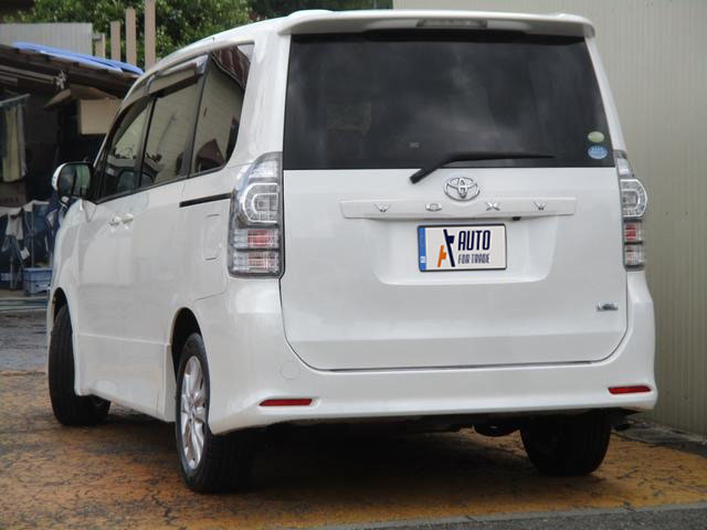 TOYOTA VOXY ZS