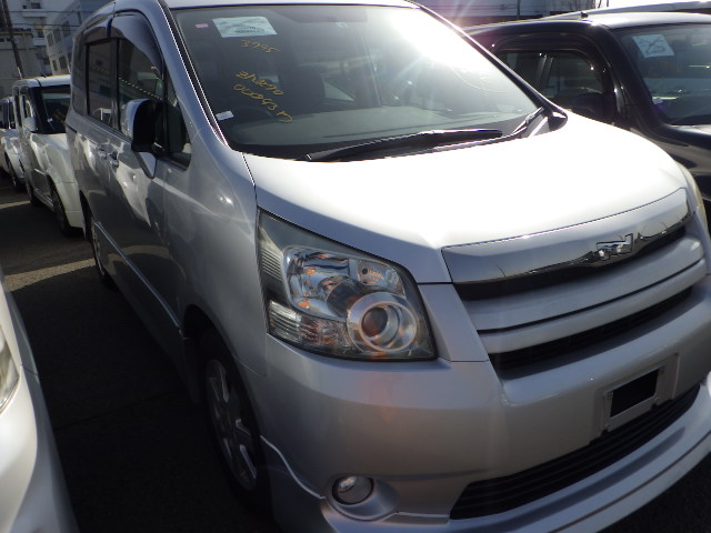 TOYOTA NOAH