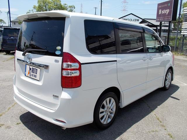 TOYOTA NOAH SI