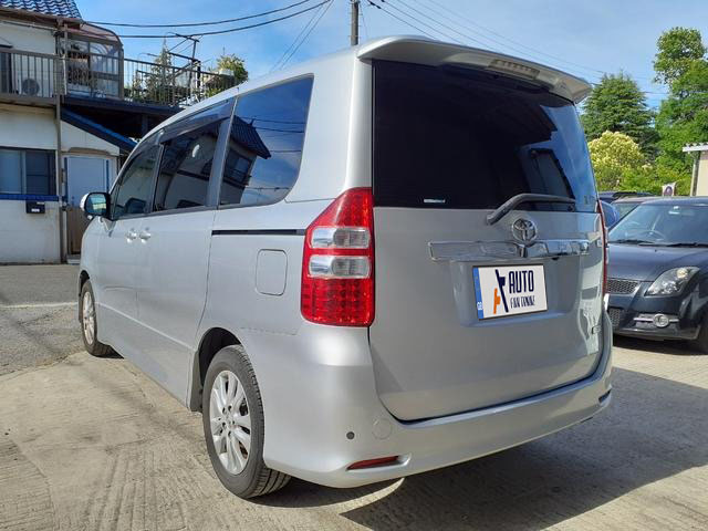 TOYOTA NOAH SI